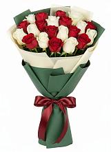 Букет Микс из красных и белых роз в Широковский