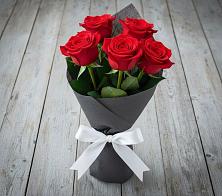 Букет 5 Красных роз Эдлесс Лав в Широковский