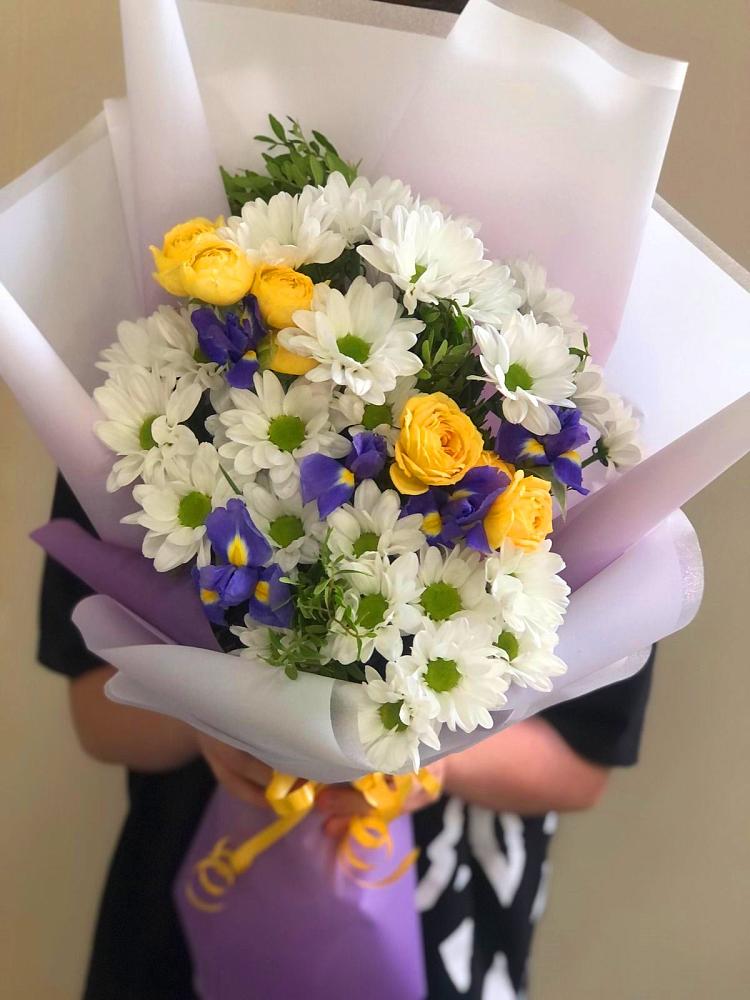 Букет цветов из: Ирисы, Хризантемы и Розы в Широковский