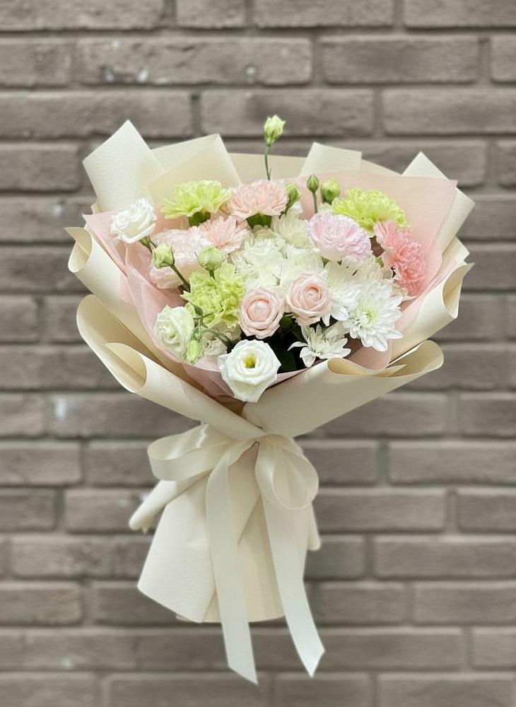 Букет цветов из: Гвоздики, Розы, Лизиантусы и Хризантемы в Широковский