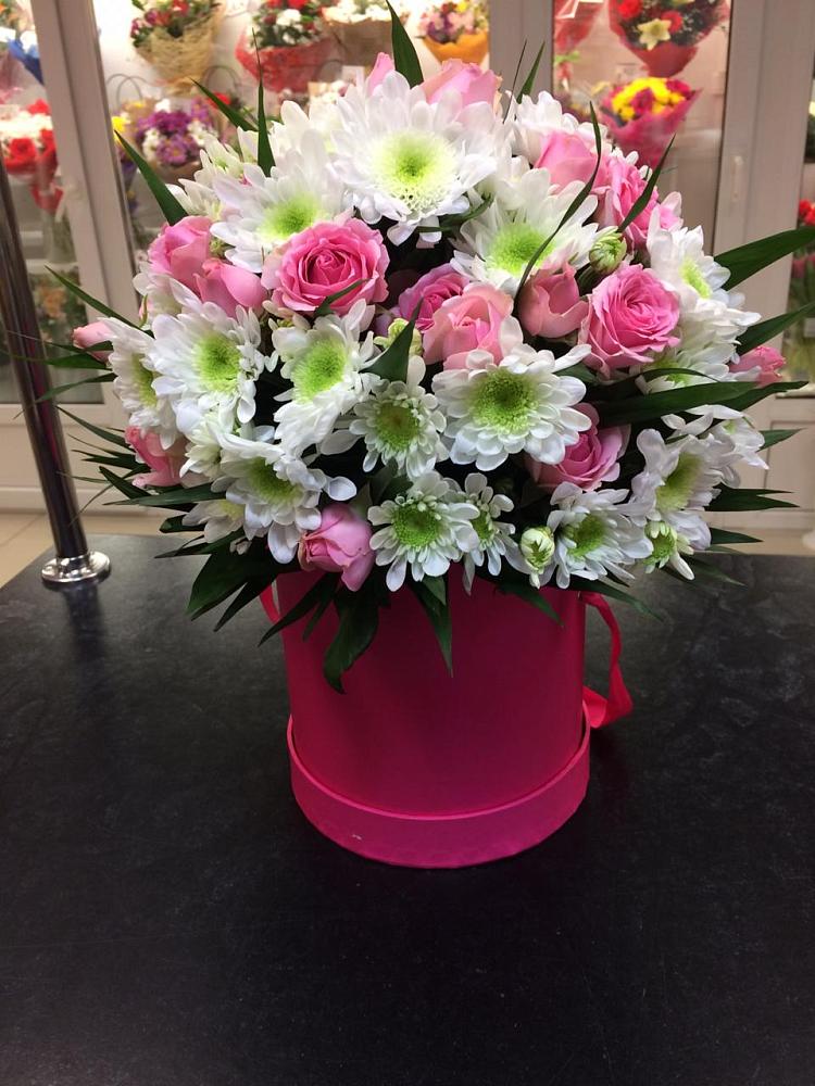 Цветочная композиция из Розы и Хризантемы в шляпной коробке в Широковский