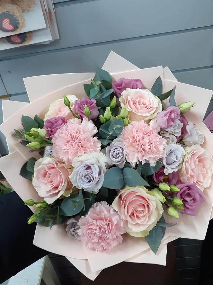 Букет цветов из: Розы, Гвоздики и Лизиантусы в Широковский